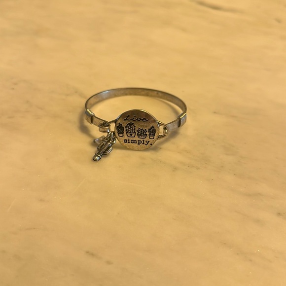 Live simply. Cactus charm bracelet - Picture 3 of 6